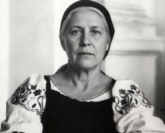 «Ешь на кухне, не воняй старостью». Тогда она за полчаса продала дом новому владельцу прямо во время торжества — и улетела в Таиланд, оставив неблагодарных родственников наедине с хаотичной семьей бывшего мужа невестки