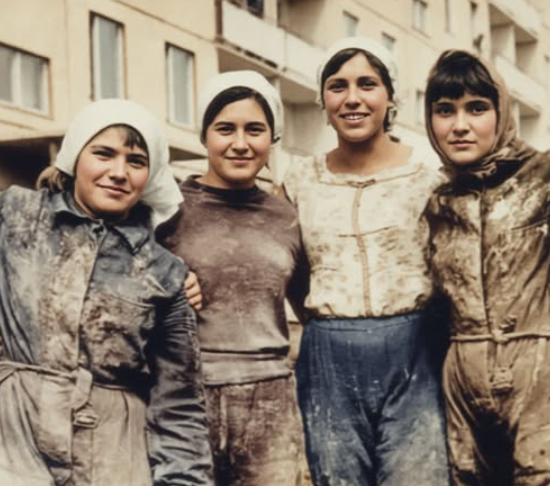 Четыре женщины в тесном вагончике посреди суровой стройки. Их спаянность разрушает новая девчонка с гитарой и плакатами о другой, яркой жизни. Горькая ссора из-за денег едва не разлучает их навсегда