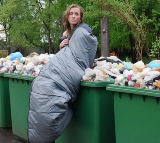 Одноклассница, которую я любил, оказалась на дне. Увидел, как она копается в контейнере, и просто втолкнул её в свою машину. Год спустя она надела тот самый фартук