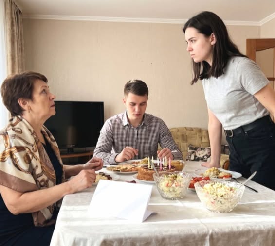 «На соседа мальчик похож!» – свекровь замерла, увидев, что я достала из кармана🙄🙄🙄